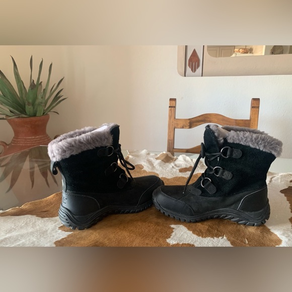 UGG BOOTS WOMENS SIZE 7 (BLACK) FAUX FUR / LACE UP / WORN ONCE - Picture 3 of 15